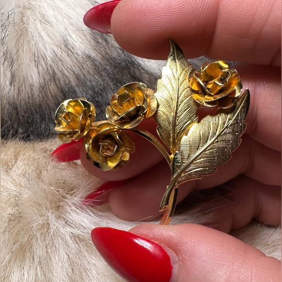 1950's Gold Tone Floral Rose Brooch - Picture 2 of 6